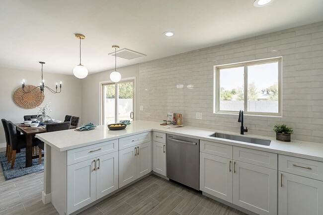 Photo - 707 E Yale Dr House