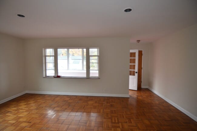 Building Photo - 4028 Ledgewood Dr