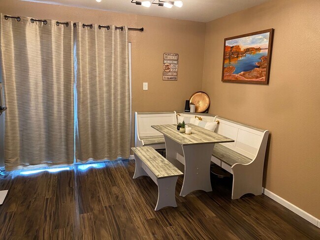 Foto del edificio - Cute Cozy Renovated Townhome with Basement