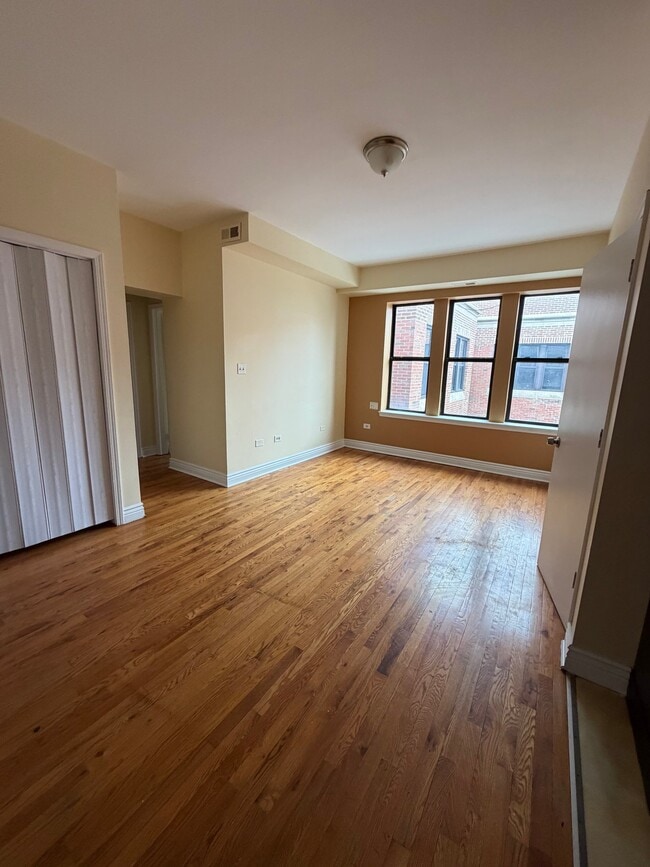 Foto del edificio - 7908 S Langley Ave