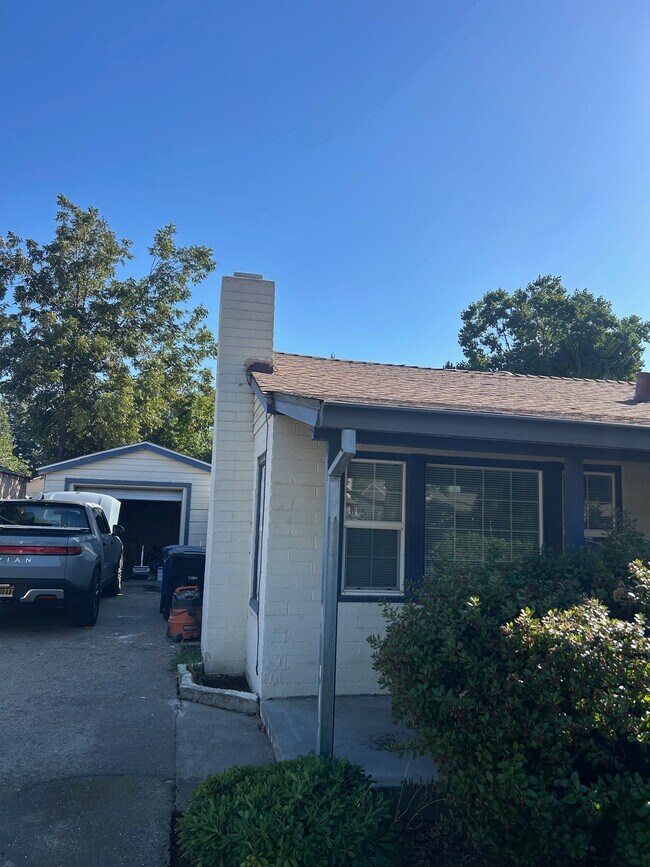 Foto del edificio - 716 Badgley Dr