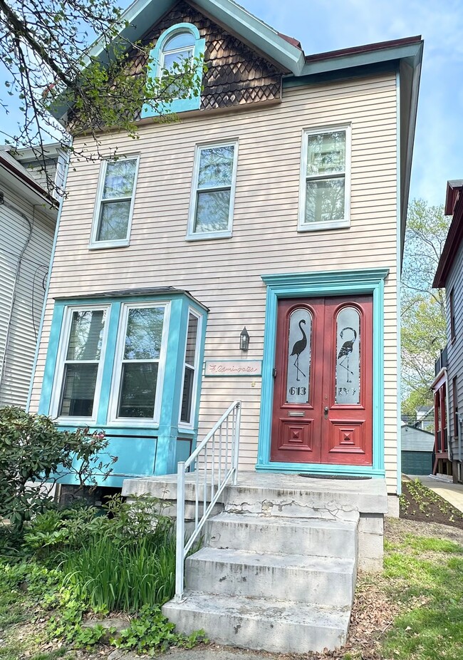 Building Photo - 613 Ivy St