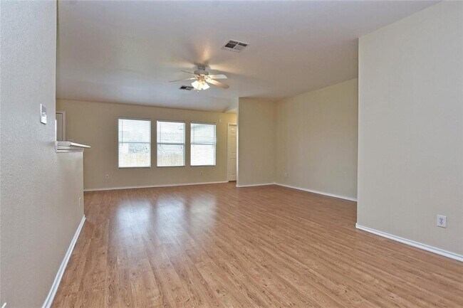 Foto del edificio - 401 Bandara Woods Blvd