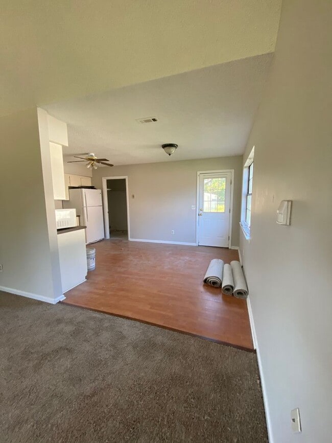 Building Photo - Pet Friendly Ridgewood Subdivision Gem: 3-...