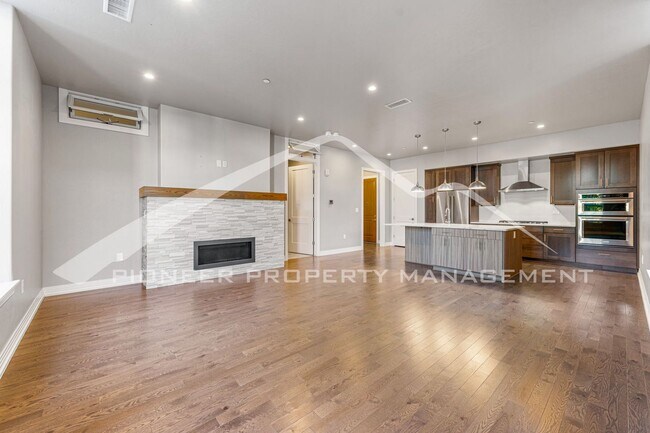 Foto del edificio - Spacious Condo with Washer/Dryer and Centr...