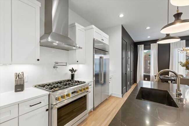 Building Photo - Fully Furnished Stunning Executive Townhom...