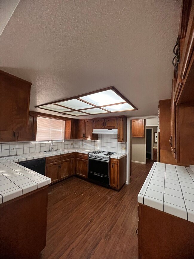 Foto del edificio - 1697 E. AVILA 3 BEDROOM 2.5 BATHROOM - TUL...