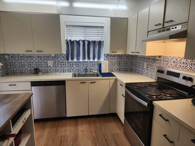 Foto del edificio - 4820 Lucerne Lakes Blvd W
