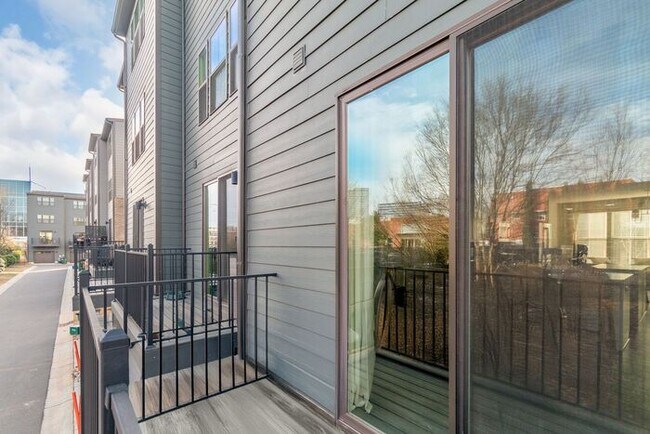 Foto del edificio - Stunning 3-Bedroom Townhouse in the Heart of South End!