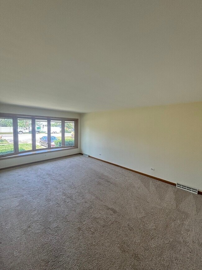 Foto del edificio - 504 E Butterfield Rd