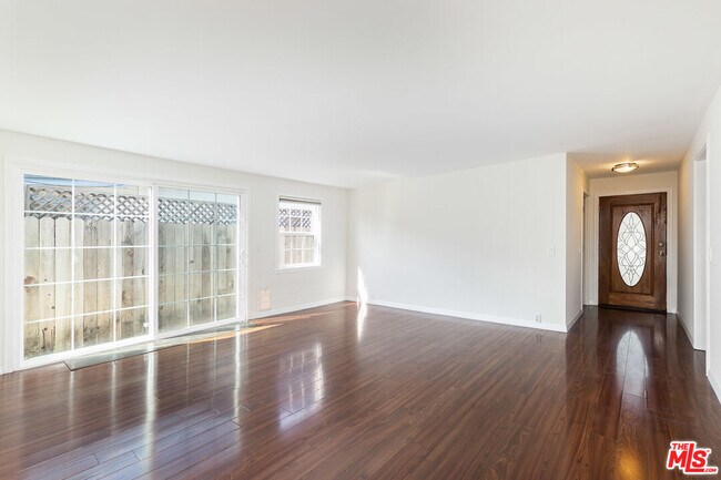 Foto del edificio - 10748 Westminster Ave