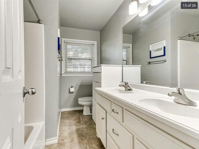 Foto del edificio - 401 E 8th St