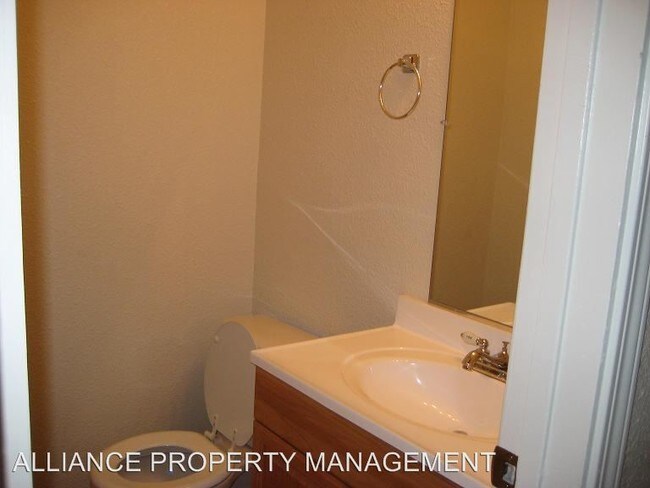 Building Photo - 2 br, 1 bath Apartment - 402 Pheasant Lane