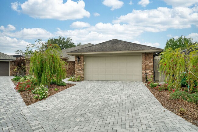 Foto del edificio - 1886 Demetree Dr