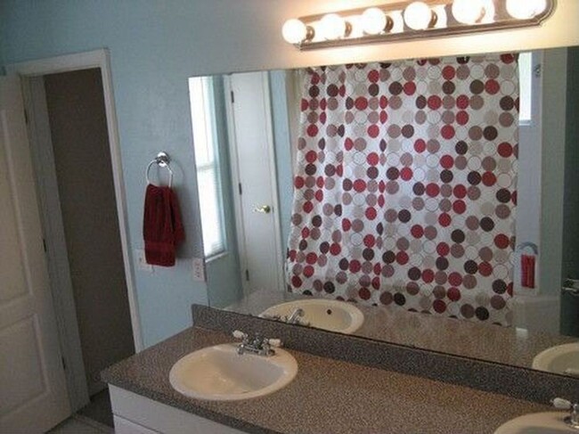 Building Photo - 4 Bed / 3 Bath House! Close to UF & Everyt...