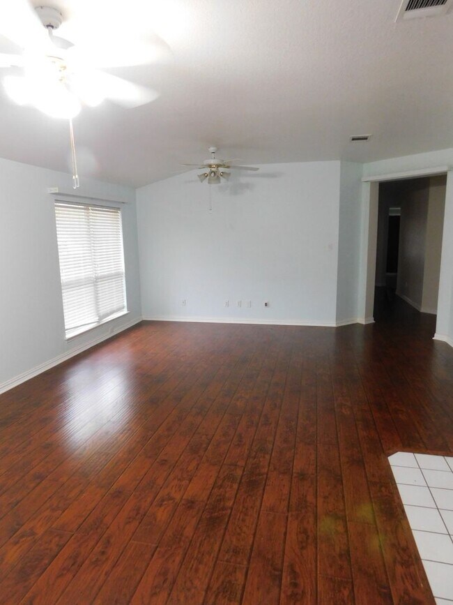 Building Photo - 1301 Leah Ln
