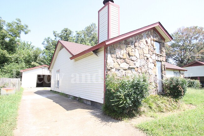 Building Photo - 6060 Tall Willow Dr