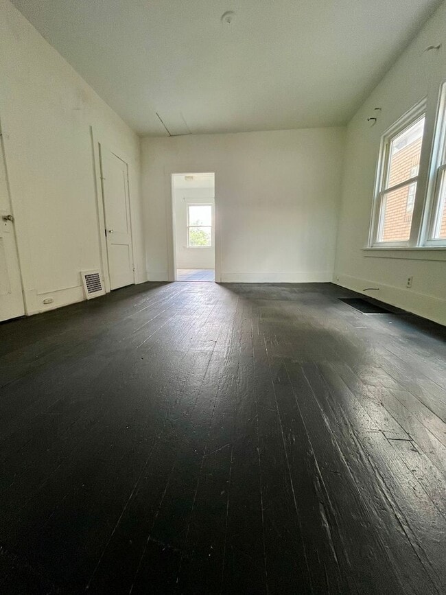 Building Photo - Two Bedroom Home