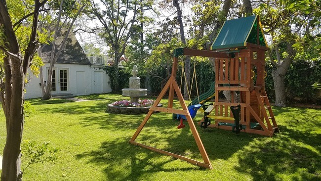 Foto del edificio - 517 N Maple Dr