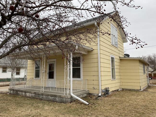 Building Photo - 521 E 10th St