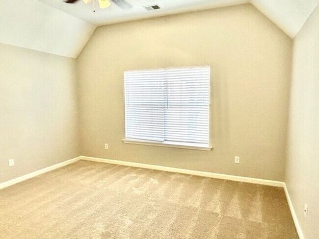 Foto del edificio - Now Leasing A 3 Bedroom 2.5 Bath Home In C...