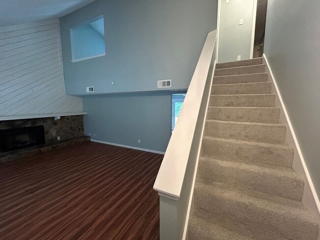 Building Photo - **ASK ABOUT HOW YOU CAN MOVE IN WITH NO SEC DEP**161 Sterling Ridge Dr: Recently Renovated 3BD, 2...