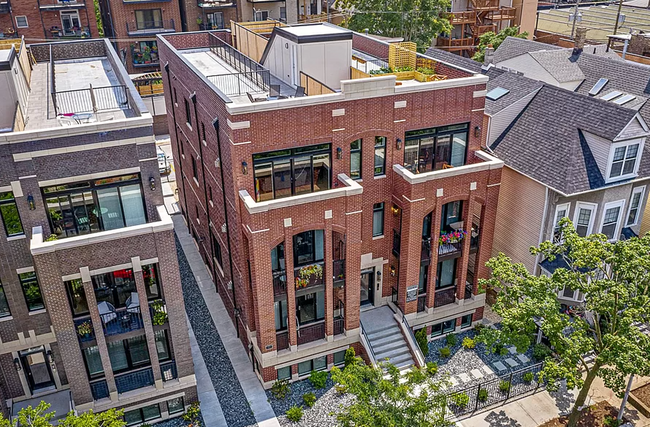 Building Photo - 3343 N Kenmore Ave