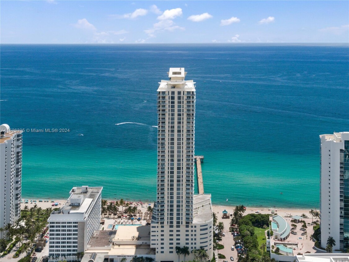 Foto principal - 16699 Collins Ave