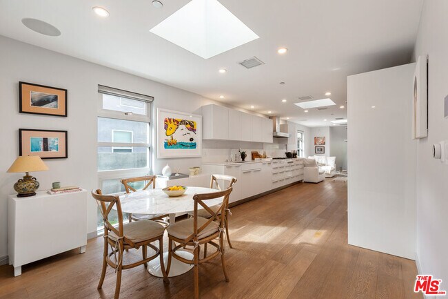 Foto del edificio - 329 Westbourne Dr