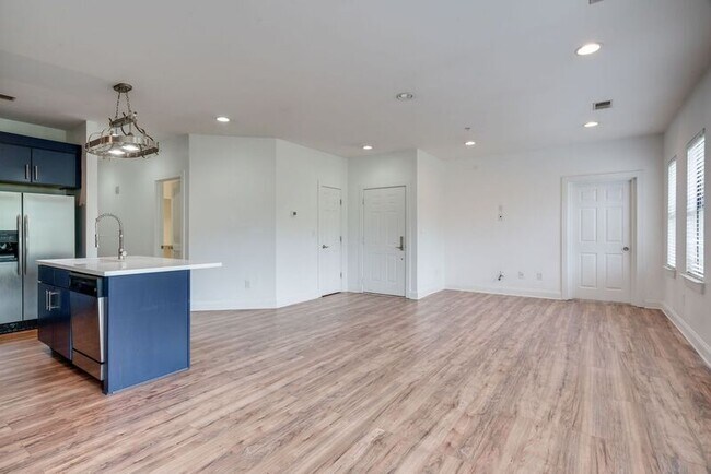 Building Photo - 760 Wedgewood Park