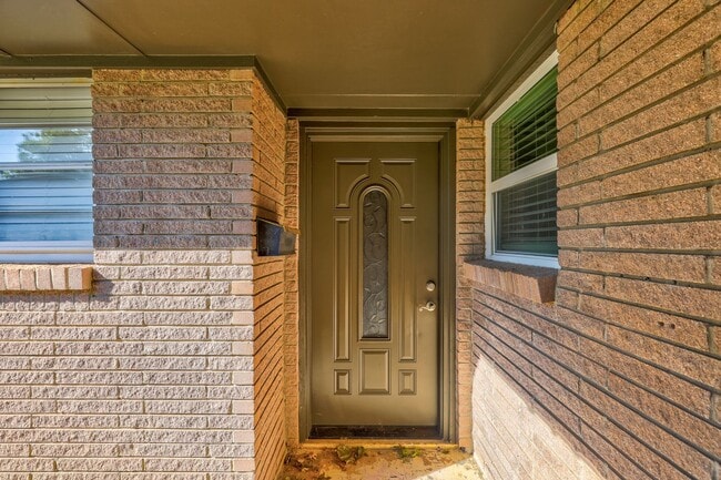 Photo - Spacious Elegance: Open Floor Plan, Dual V... House