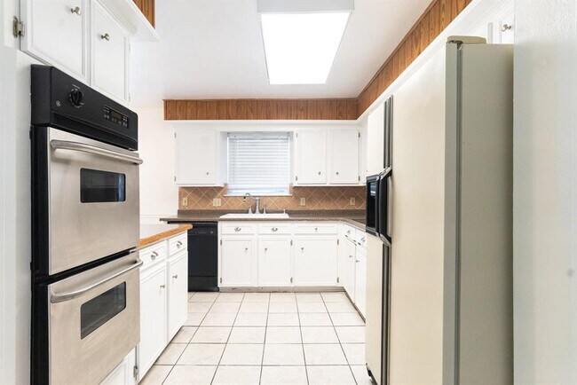 Building Photo - 1706 Hilton Head Dr