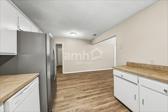 Building Photo - 105 S Winding Oaks Dr