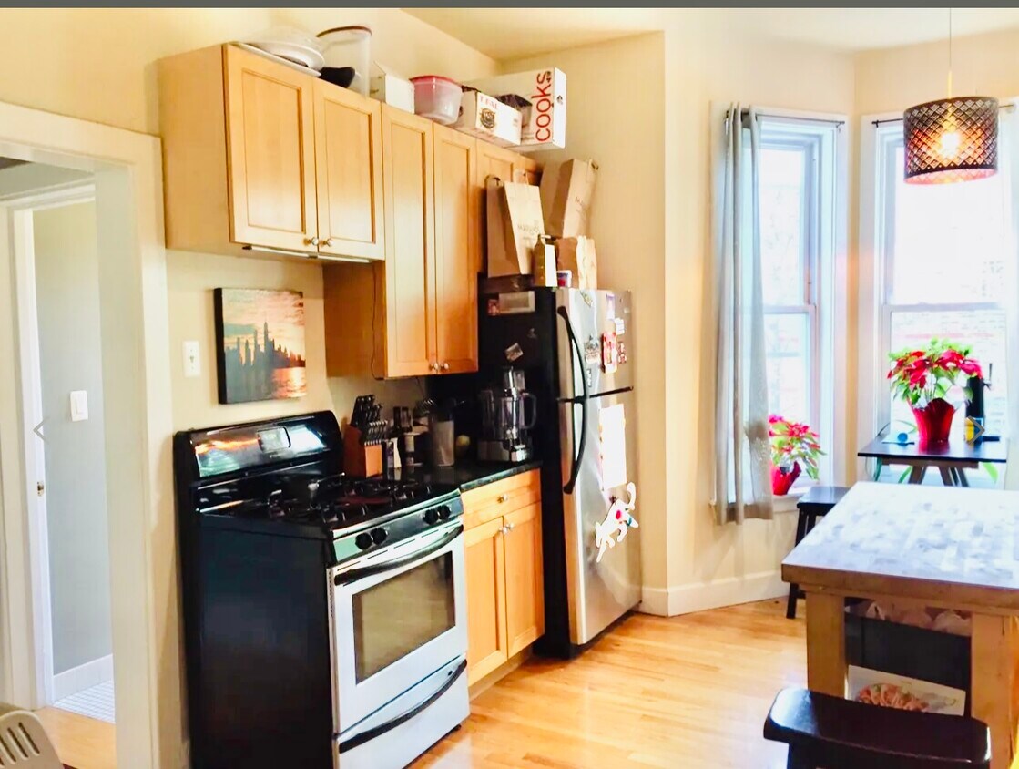 Primary Photo - 2256 W Roscoe St