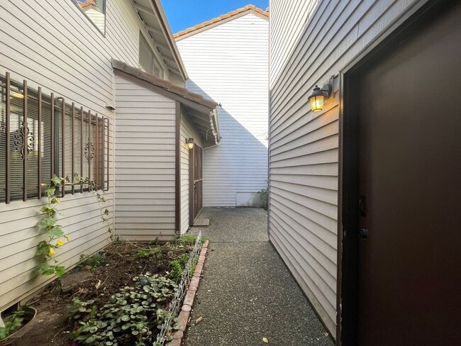 Photo - 2Bd/2Ba Unit Located in a Lovely Private Neighborhood in Happy Valley ~ Detached Garage, Washer &... House