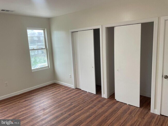 Foto del edificio - 7028 Elmwood Ave