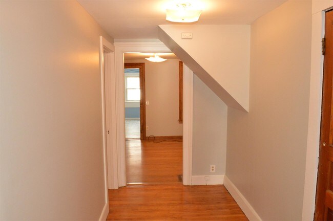 Building Photo - 96 Hickory St