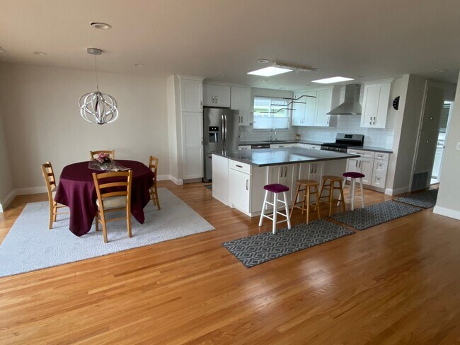 Foto del edificio - Spectacular view, 3bed 3bath Fmly rm, sun ...