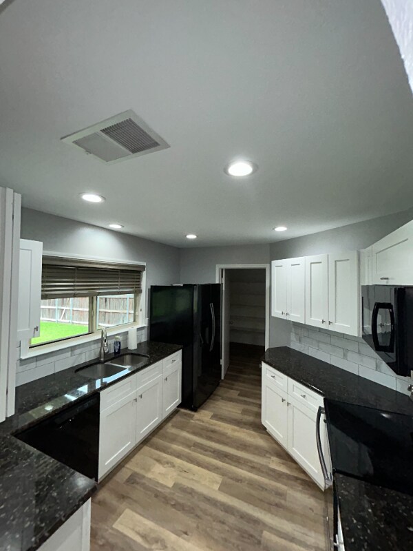 Foto del edificio - 8223 Emerald Elm