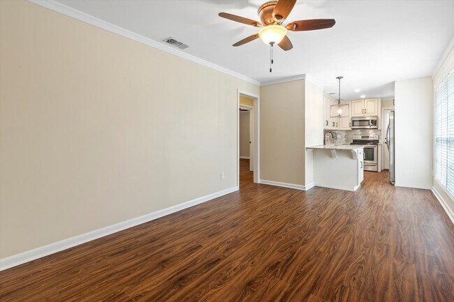 Foto del edificio - 1684 Pine Grove Ave