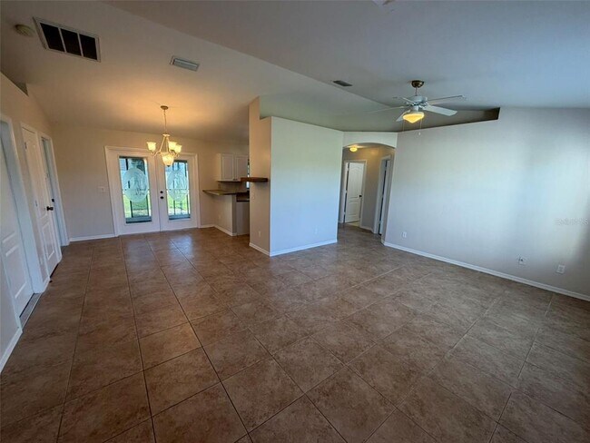 Foto del edificio - 8366 Glover Ave