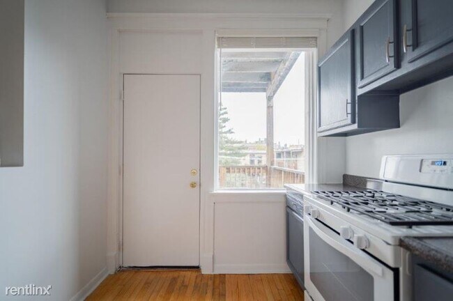 Building Photo - 711 W Buckingham Pl