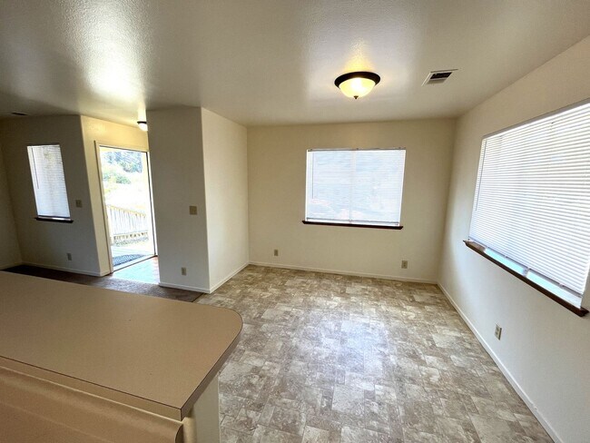 Building Photo - 2025 Thiel Ave