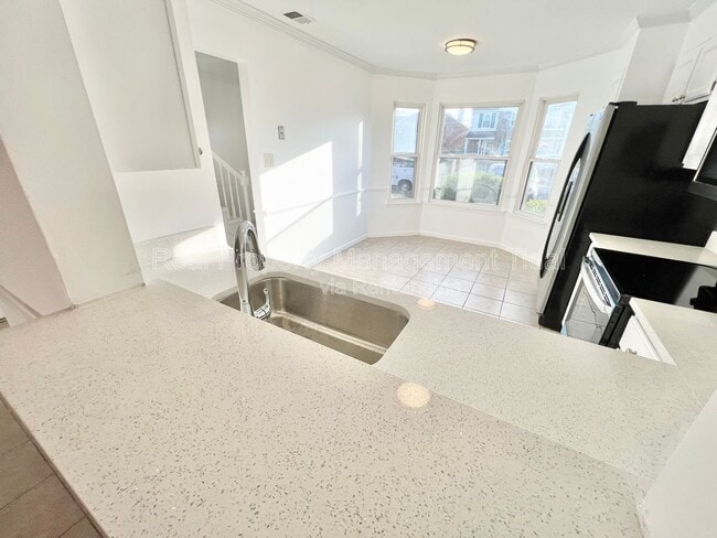 Building Photo - 320 Fairfax Terrace