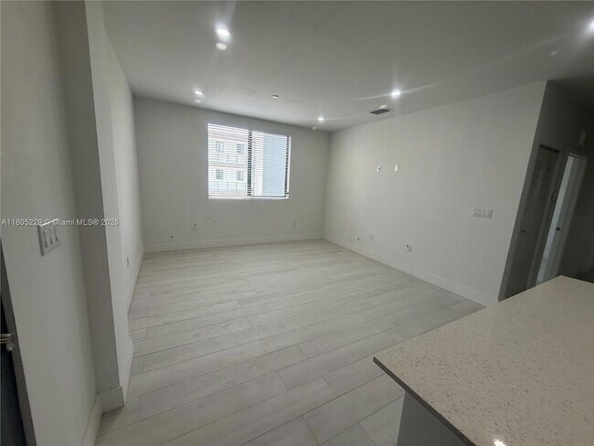 Foto del edificio - 879 E 24th St