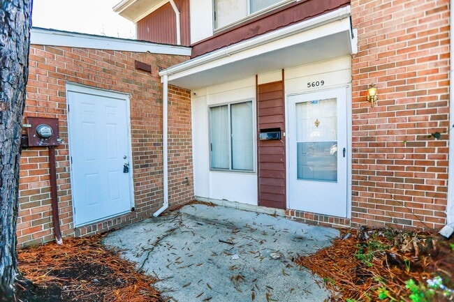 Building Photo - Spacious Townhome Updated Throughout!