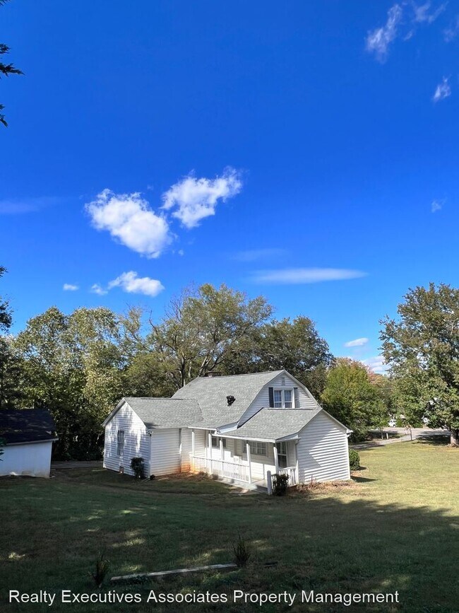 Building Photo - 3 br, 2 bath House - 425 Sandy Springs Road