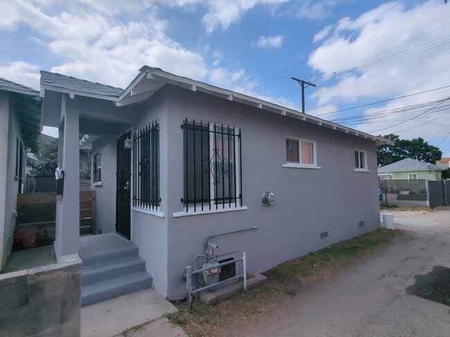 Photo - 4215-4217 S Budlong Ave Apartment