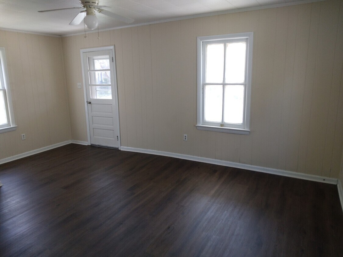 Building Photo - 410 W Colonial Ave