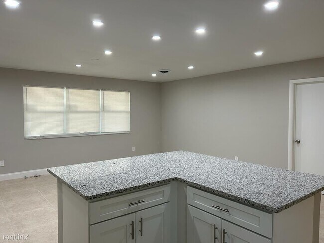 Building Photo - 3 br, 2 bath House - 111 SW 70th Ave